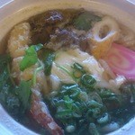 長沢ガーデン レストラン - 鍋焼きうどん700円で海老、玉子、牛肉、ちくわ、鳴門、ねぎ、三つ葉入り