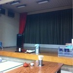 さわだ - 禁煙席にはステージがあります。