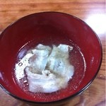 さわだ - 肉汁。イリコ出汁で中には肉が一枚。