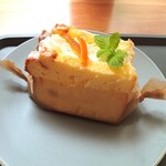 TRIBECCA CAFE - 実はデザートも頂きました✨レモンのシフォンケーキ460円✨酸味たっぶりのレモンにアイシングもレモンの風味✨オレンジピールがアクセントです。生クリームを挟んでシフォンサンドっぽくされています♪