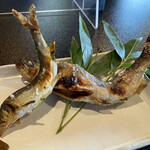 郷土料理ともん - 鮎はまだ小ぶりか（６月末時点）
      火入れがよく頭からいける焼き上がり