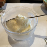 郷土料理ともん - アイスも山菜（イタドリ）入り
      キリリとした中の甘味が美味◎◎