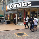 McDonald's - マクドナルドの前にも 若者の姿が戻ってきました。マクドナルド 町田駅前店