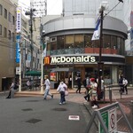 McDonald's - マクドナルド 町田駅前店、マクドナルドの前にも 若者の姿が戻ってきました。