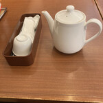 Dhin Tai Fon - ポットでたっぷり烏龍茶が出てきます。ジャスミン茶。