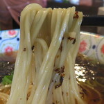 自家製麺 カミカゼ - 醤油焦がしネギラーメン/麺リフト