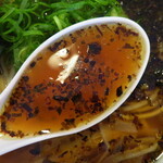 自家製麺 カミカゼ - 醤油焦がしネギラーメン/スープ
