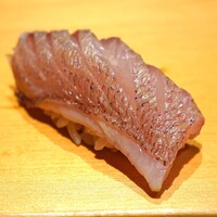 鮨 はしもと - 昆布〆のカスゴの握り