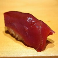 鮨 はしもと - 佐渡産の鮪の赤身の握り