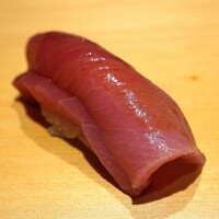 鮨 はしもと - 佐渡産の鮪の中トロの握り