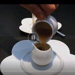 ベルエキップ - 二番目のお出汁　生の海老に掛けられている
      この動画がグーグルマップにあります！