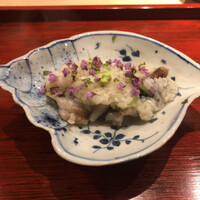 富小路 やま岸 - 炭火炙り鳥貝(石川県能登産)、新蓮根(徳島県産)餅米粥掛け、紫蘇の花掛け
