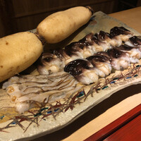 富小路 やま岸 - 身を叩くと起き上がる素晴らしい肉厚の鳥貝！こんなの初めてです‼︎その鳥貝の身と紐を別々に、そして丁寧に眼前で炭火焼に♪そして餅米で作ったお粥には新蓮根を摺り下ろして、その鳥貝に掛けて完成♫