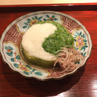 富小路 やま岸 - 朝採れ原種賀茂茄子(京都府産)のオランダ煮
                      →まず刻みおくらと摺り自然薯で陰陽紋様にして目で楽しませてくださいます♪そして一口賀茂茄子を食べると…賀茂茄子の実は解けていないが、お出汁は良く染みています