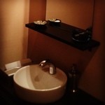 旬菜 咲や - レストルーム 木炭のぉ心配り