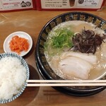 匠の豚骨ラーメン 偉大なる頑固者 - 本格的な博多ラーメン