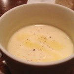 オステリアラリベラ - さつまいもの冷製スープ
            さつまいもの甘さがほんのりします。さっぱりしてるので一気にいける感じでした。