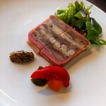 RESTAURANT La Vigne - 選べる前菜・鴨コンフィと白いんげん豆のテリーヌ（＋500円）
                        周りはベーコンで巻かれており
                        インゲン豆と鴨との組み合わせも美味く色鮮やか(*^^*)