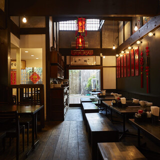 日本の古風さと、異国情緒な雰囲気が融合した落ち着く空間