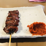 もつ焼き ウッチャン 新宿思い出横丁 - ハツ　　この赤いお味噌が好き過ぎて困ります。