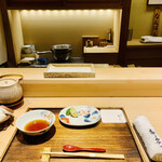 日本橋 蕎ノ字 - ◎天つゆと大根おろし、塩とレモンが置かれている。