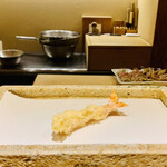 日本橋 蕎ノ字 - ■車海老（鹿児島産）
      ☆二つ目はカリッと火入れした海老を天つゆで頂く。