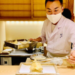 日本橋 蕎ノ字 - ◎キスの天ぷらを器に置いていく。