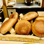 日本橋 蕎ノ字 - ☆玉取茸
      ◎静岡市岡部町の杉山農園の椎茸。栽培中の玉取茸にモーツアルトを聞かせて育てている。
      