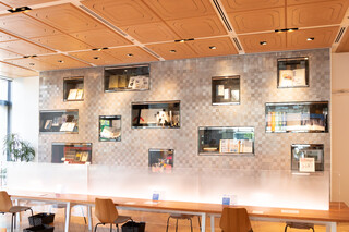 Toi Kafe - カフェ奥の活字の壁には、活版印刷で使用される活字を埋め込んであります。ぜひお近くでご覧ください。