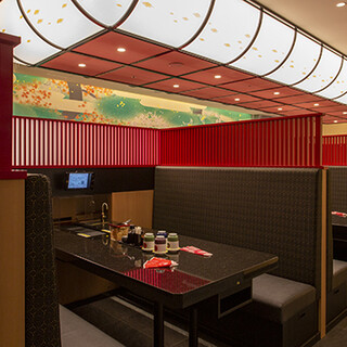 ご家族やご友人とお食事を楽しめる！広々テーブル席をご用意◎