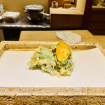 日本橋 蕎ノ字 - ☆うに大葉巻き（北海道産）。
      ◎バフン雲丹を大葉に巻いた天ぷらは格別。塩で頂く。
      