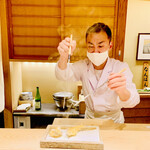 日本橋 蕎ノ字 - ◎目の前で穴子をジュッと音を出しながら、真っ二つに割って行く。