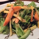 オステリアラリベラ - 鎌倉野菜のサラダ
            シャキシャキしてます。野菜のほろ苦さと甘さがいいです。