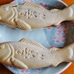 甘泉堂 - 「鮎もなか」２品を袋から出した状態です(10/18UP)