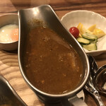 カフェ オールドクロック - なすとごぼうのキーマカレー トッピング温泉玉子 ピクルス