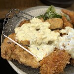 Hinodeshokudou - ◆チキン南蛮南蛮も大きい＝完食無理。(^0^;) こちらも楊枝を置きましたので、大きさが解るかと。一口頂きましたけれど、衣サクサクで美味しい。 見た瞬間完食は無理だと思いましたので、海老フライ1本と共に持ち帰りにさせて頂きました。m(__)m