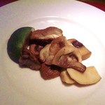 トラットリア フィオーレ - フレッシュポルチーニとマッシュルームのソテー　ライムを軽く絞って頂きます　香り、味とも最高です！