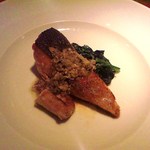 トラットリア フィオーレ - めじか鮭のソテー　皮目の香ばしさと脂の旨みが美味しすぎます　