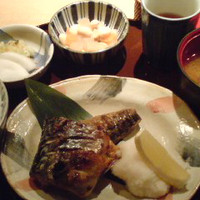 伊豆の旬 やんも 丸の内店 - 塩サバ定食