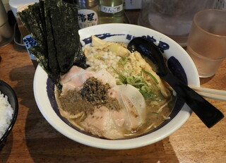 濃厚煮干しそば 麺匠 濱星 - 海苔をどかすと、タマネギが見えた