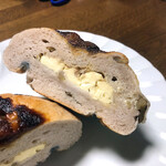 パン工房 ブランジェリーケン - ベーグル（味噌ナッツクリームチーズ）の中身