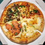 ドミノ・ピザ - ...【期間限定ピザ全品30％OFF】「クワトロ・ニッポン Rサイズ（2239円）」、70点・安っぽかったorz