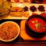 韓国料理 水刺齋 - 熟成キムチチゲともち豚蓮の葉包みのサンパ