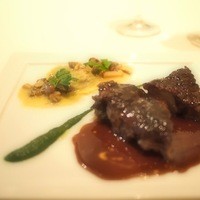 メゾン ポール・ボキューズ - 赤ワインで煮込んだ鶏モモ肉のプレゼ
