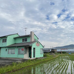 F - Fさん店舗前。第四火曜日は営業していて良かったです。