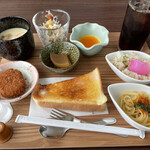 F - もれなくサービスされる素晴らしいモーニングセット！