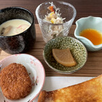 F - 茶碗蒸しにサラダに大根煮にコロッケにプリン付き。