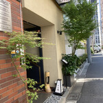 Ginza Ibuki - 建物の脇から入るイメージです