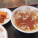 王記 - スープとキムチ
