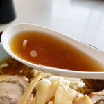 黒田屋食堂 - スープは醤油ベースのあっさり味。醤油の味が強いですが、甘みを感じます。甘口の醤油の味かな？